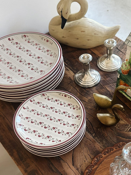 Williamsburg Pottery Plate Set - Pick Up Only